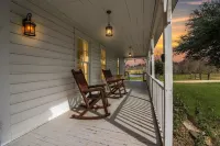 Country Farmhouse close to Texas A&M, wedding venues, & wineries!