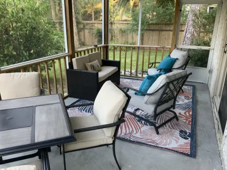 4 Bedrooms, 3 Baths, Sleeps 10 and only 5 minutes from the Beach and the Pier. Отели в г. Сейнт Саймонс Айленд