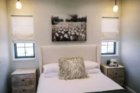 The Pearl / Casita #8 - Private Porch, Luxury, Country Feels, Walk to Wineries