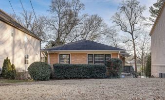2 Mi to Midtown: Chic Apartment in Atlanta!