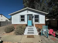 Charming cottage minutes away from Downtown