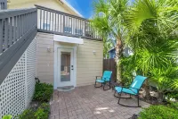 Cozy Bungalow Apartment Walking Distance to Shops, Bars and Beach!