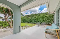 Stylish & Bright 3-Bedroom Home with Backyard, Bikes & Pool by Esthetic Stays - 4つ星