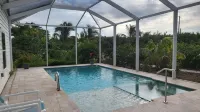 Charming 1-bedroom apartment in Bokeelia with WiFi, AC, pool & heated spa