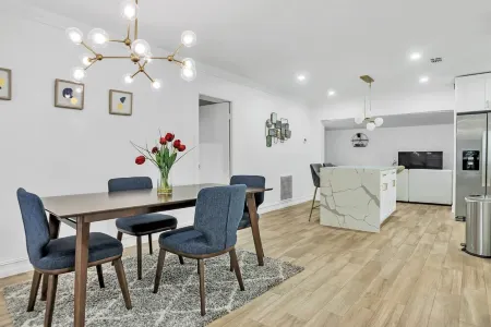 Delray Bch Retreat-Heated Pool Mini Golf 5 Min to Downtown & Beach, Pet Friendly Отели в г. Делрей-Бич