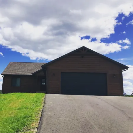 Fun on the Beach, minutes from Castle Rock Lake! EV friendly too! -Hot Tub-!