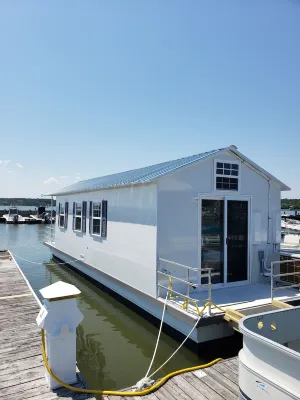 NEW Houseboat - 2 Bedrooms - Great Location & Views