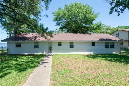 Beautiful Lakefront Getaway on Cedar Creek Lake