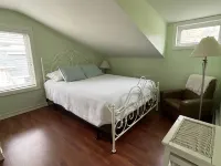 Walloon Lake Cottage; Minutes Walk to Water & The Village Hotels in Melrose Township