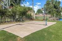 Downtown, museums, MTB, & more! 4BR/3.5BT, pickleball, basketball, & game room!