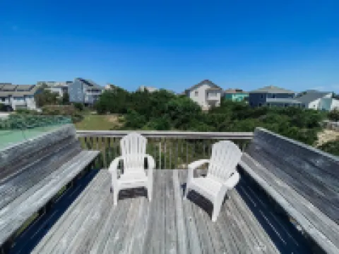 A Jolly Boat-A FEW STEPS TO BEACH-ocean side Corolla. Perfect for families!