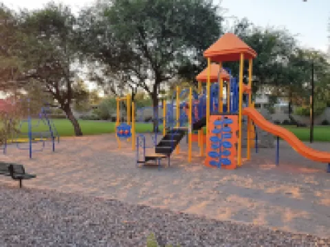 Great location, 6BR/4BA, heated pool/hot tub.