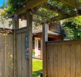 Stunning roomy 4-bedroom home, near the beach. Stay for a month @ 1/2 the price!