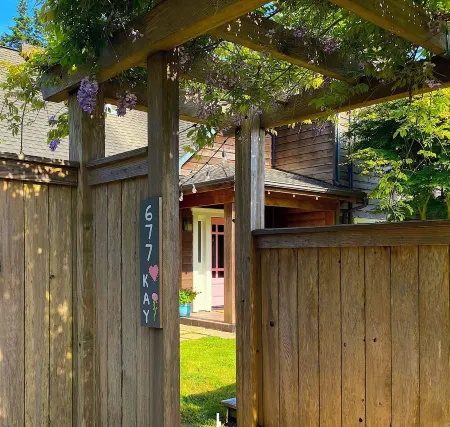 Stunning roomy 4-bedroom home, near the beach. Stay for a month @ 1/2 the price!