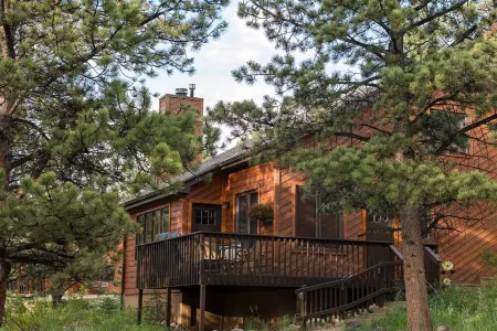 Holiday Relaxing Getaway! Beautifully Furnished, Clean, Cozy Cabin Next to Rocky Отели рядом с достопримечательностью «Гоблинс Форест»