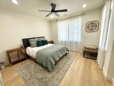 Brand new apartment, sleeps 10, IDEAL location in Utah county. High end finishes