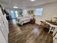 Centrally located private spacious getaway, queen bed and fast internet.