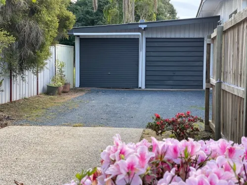 Modern than 3 bedroom house  with office space in the center of Kallangur Hotels in Redcliffe