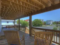 Family Fun House! Private Pool, Putting Green, Walk to Beach, Hot Tub, Game Room Hotels in Corolla