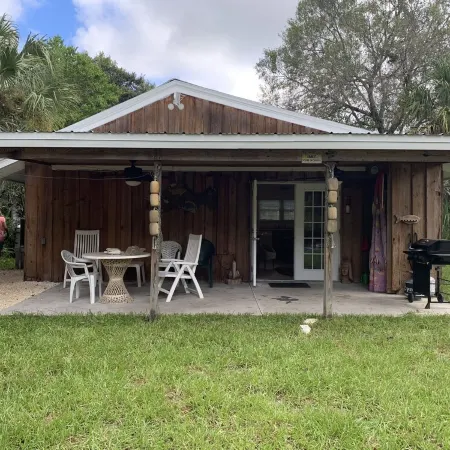 2/2 CABIN Directly on the Weeki Wachee River, Kayaks and a Canoe for Family Fun!