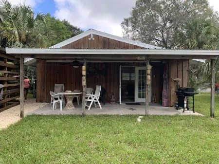 2/2 CABIN Directly on the Weeki Wachee River, Kayaks and a Canoe for Family Fun! Отели в г. Уэки-Уочи-Гарденс