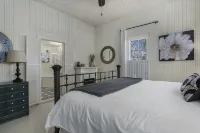 Magnolia Farmhouse at Lost Creek/Hot Tub🍷/Close to Downtown!