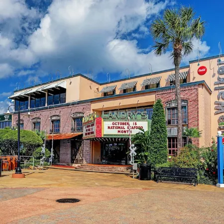 Luxury vacation Kemah, TX condo. Bars and restaurants within walking distance.
