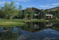 5-Star Craftsman Style Home - Contemporary Decor, Open & Sunny Floor Plan