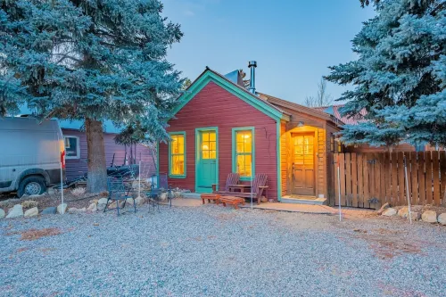 Fall Colors 2025 Special! Leaves, Hiking, Biking, Hot Tub, Yard, Downtown!