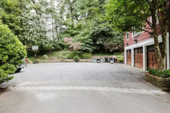 Private Apartment on tree lined 2 acre estate. Close to beaches, farms and NYC. Hotels in Oyster Bay