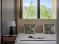 Sanders Breeze - Lovely 2-Bdr Apt with Balcony