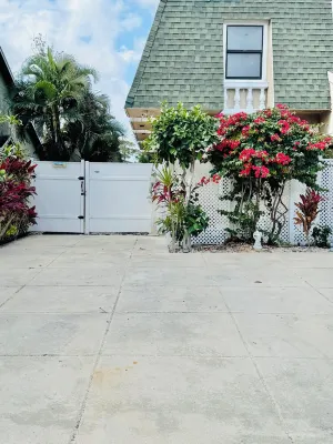 Fenced Studio with Private Parking ,Access to Patio and Backyard .