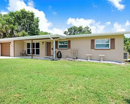 4/2 pool home. Close to Cocoa Village, USSSA, Kennedy Space Center, Cocoa Beach Hotels in Rockledge