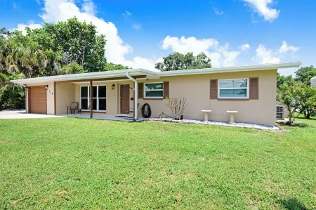 4/2 pool home. Close to Cocoa Village, USSSA, Kennedy Space Center, Cocoa Beach