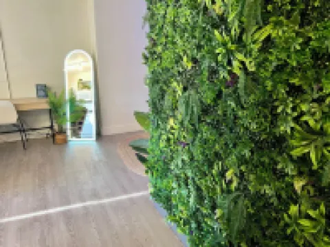 Space Jungle Studio with Free Parking, King Bed walk to UofA, Nightlife and Food