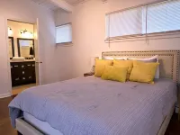 Bright & Comfy ~ 5 star Location~ Large Deck Oasis Hotels in Brookhaven