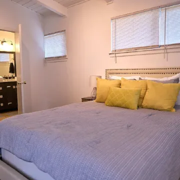 Bright & Comfy ~ 5 star Location~ Large Deck Oasis