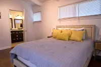 Bright & Comfy ~ 5 star Location~ Large Deck Oasis