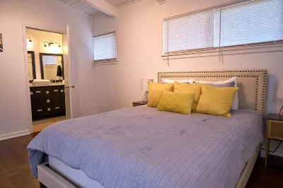 Bright & Comfy ~ 5 star Location~ Large Deck Oasis Hotels in der Nähe von Ashford Park