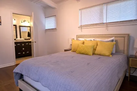 Bright & Comfy ~ 5 star Location~ Large Deck Oasis