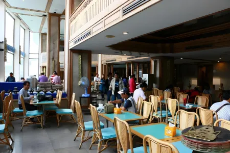 Diamond River Ping Petch-Ngam Hotel Отели рядом с достопримечательностью «Wat Chai Mongkol»