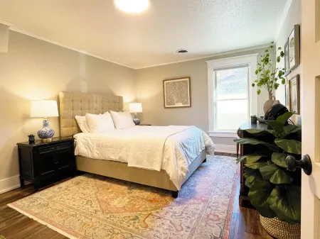 Full Kitchen // Spacious Living Room // Walk to Mineral Springs and Restaurants Отели рядом с достопримечательностью «Black Hills Putt 4 Fun»