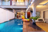 The Terrace Pratumnak Pool Villa - Bungalows