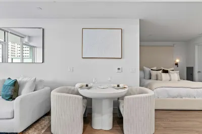 NEW Downtown Luxe King Suite | Sauna & Pool Access 쉘타운 호텔