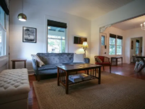 Charming bungalow with wraparound porch in Thunderbolt Hotels in Thunderbolt