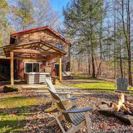 Moore Hollow Cabin in the Heart of Hocking Hills-Covered Hot Tub, Private, Cozy!