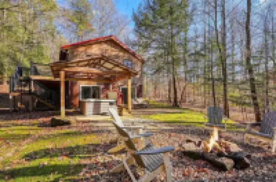 Moore Hollow Cabin in Hocking Hills-Covered Hot Tub/on-Site Hiking/Pet Friendly Hotels in Laurel Township