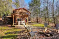 Moore Hollow Cabin in the Heart of Hocking Hills-Hot Tub, Privacy, Pet Friendly!