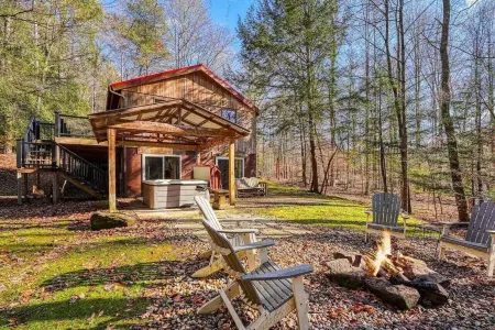 Peaceful, Cozy Cabin in the Heart of Hocking Hills! Private, Covered Hot Tub!