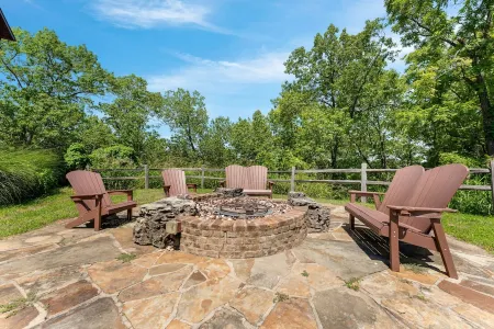 Holidays with us Means Room for Everyone! by Sdc w/Lake View, Hottub, Theater Отели в г. Индиан Пойнт